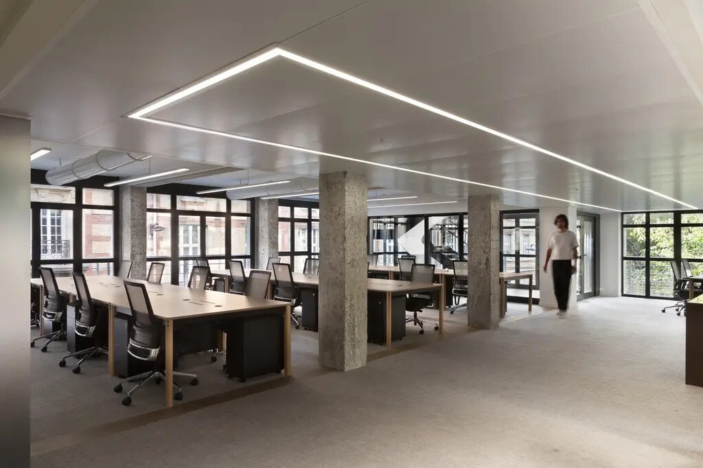 Office in Paris for lease Interior Photo- Image 1 of 8