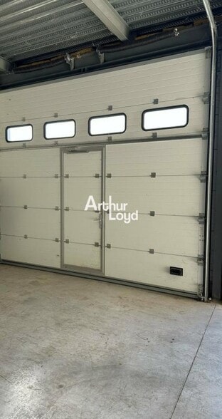 Flex in Roquebrune-sur-Argens for lease - Interior Photo - Image 1 of 5