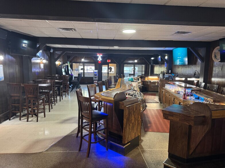 120 S Wisconsin Dr, Howards Grove, WI à vendre - Photo intérieure - Image 2 de 20