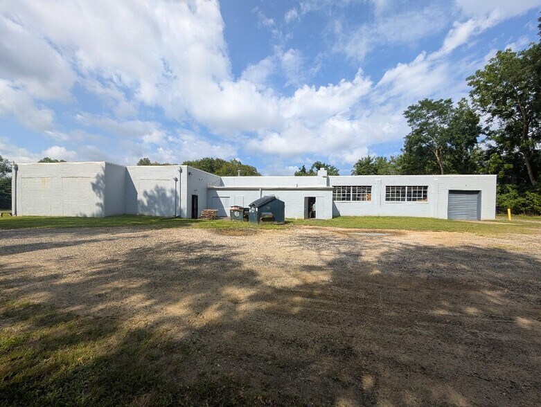 341 Fairfield Rd, Freehold, NJ à louer - Photo du bâtiment - Image 2 de 3