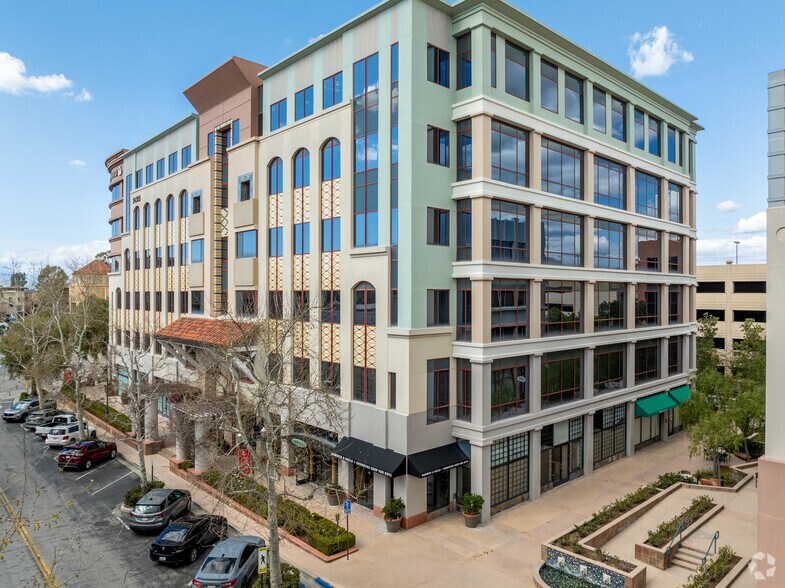 24305 Town Center Dr, Valencia, CA à vendre - Photo du bâtiment - Image 3 de 9