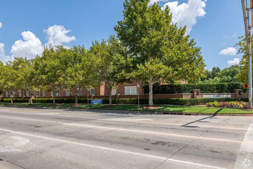 6000 N Western Ave, Oklahoma City, OK à vendre - Photo du bâtiment - Image 2 de 6