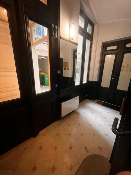 25 Rue Drouot, Paris à vendre - Photo du bâtiment - Image 3 de 5