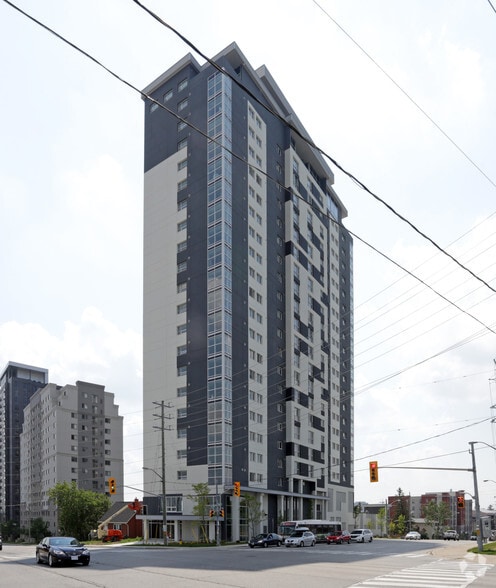 1 Columbia St W, Waterloo, ON à louer - Photo du bâtiment - Image 2 de 8