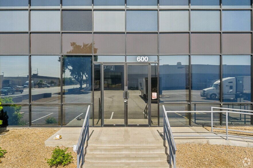 5302 W Buckeye Rd, Phoenix, AZ à louer - Photo du bâtiment - Image 3 de 22