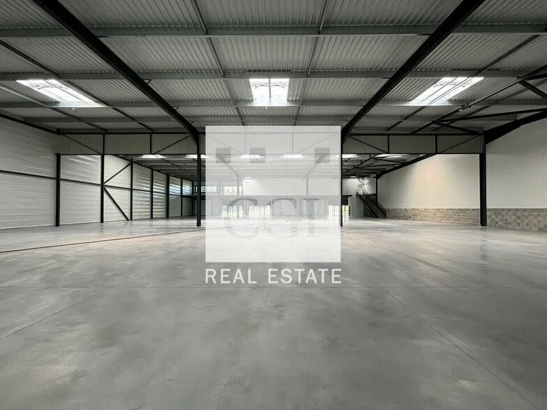 Flex in Saint-Laurent-de-Mure for lease - Interior Photo - Image 3 of 15