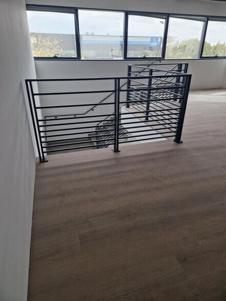 Flex in Taverny for lease - Interior Photo - Image 3 of 11