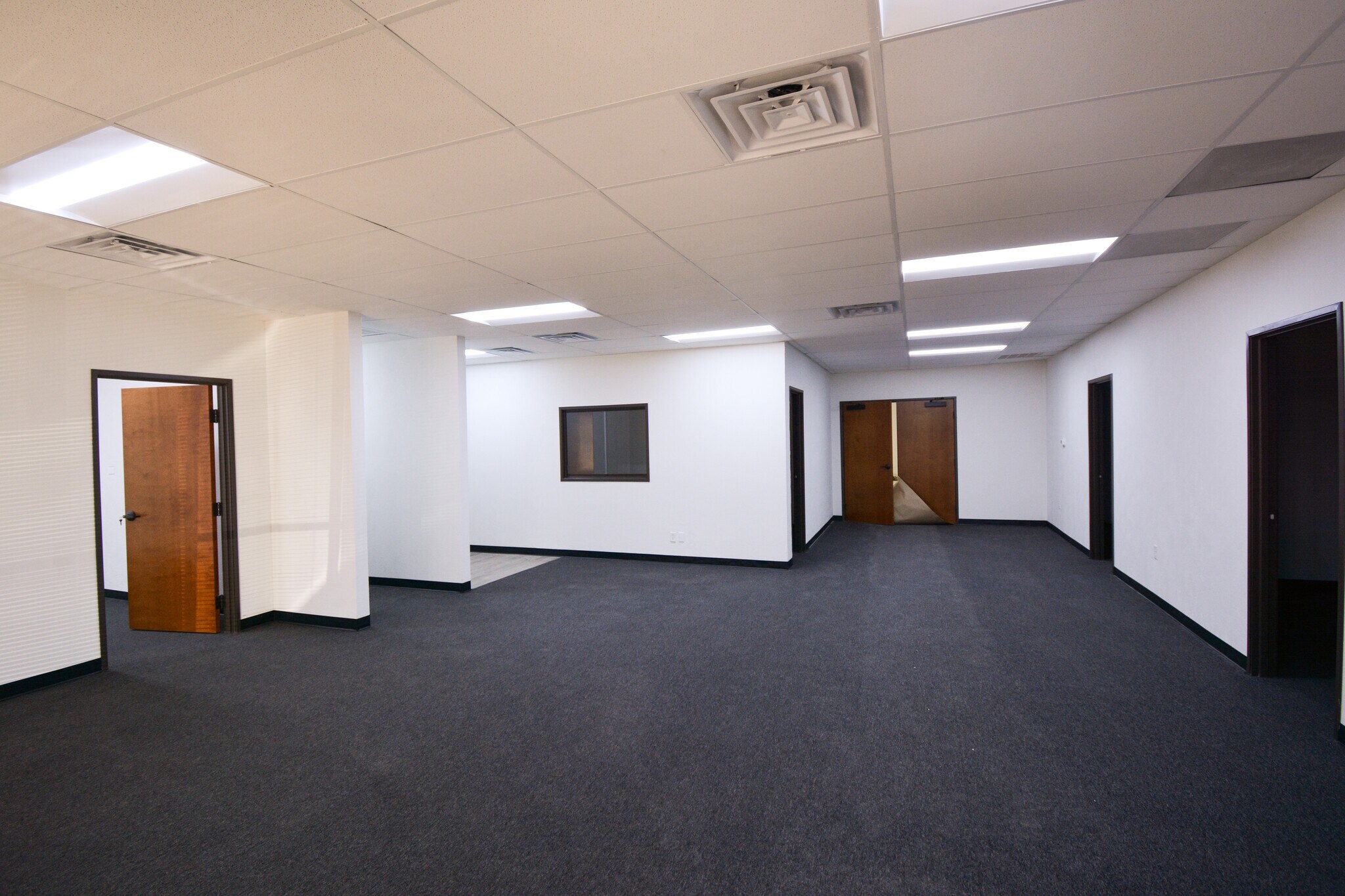 1300 N Interstate 35E, Carrollton, TX à louer Photo intérieure- Image 1 de 3