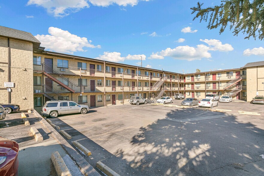 5228 S Fox St, Littleton, CO à vendre - Photo du bâtiment - Image 2 de 35