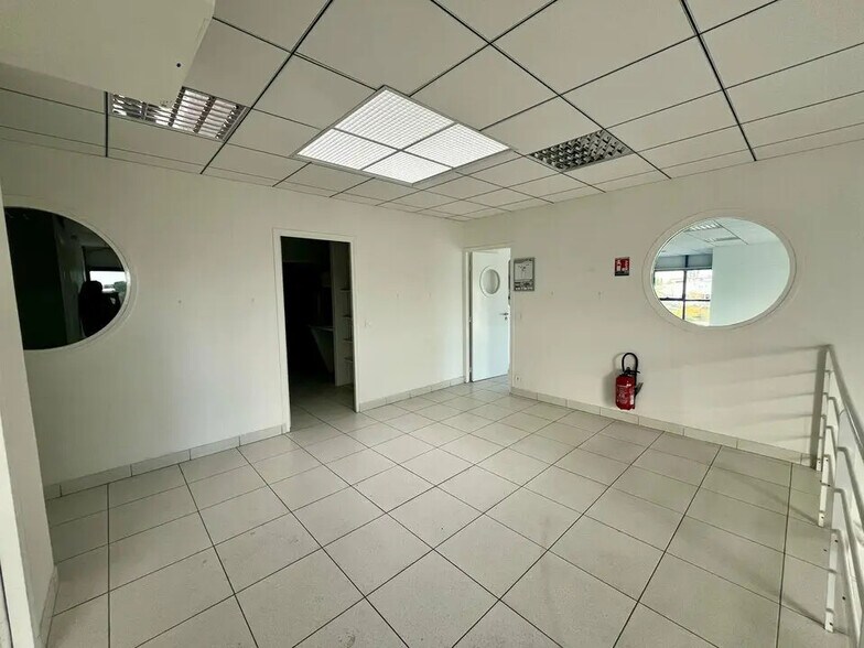 Office in Sorgues for lease - Interior Photo - Image 3 of 8