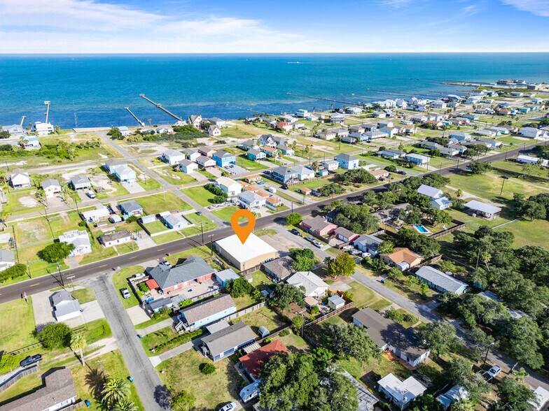 724 Rowan St, Rockport, TX à vendre - Photo du bâtiment - Image 2 de 22