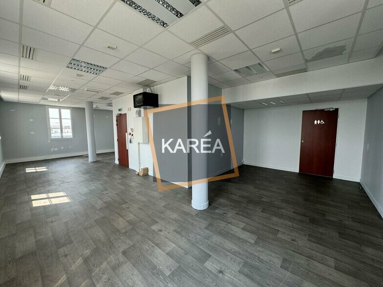 Office in Chessy for lease - Interior Photo - Image 2 of 5