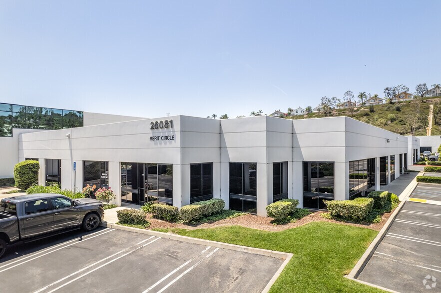26941 Cabot Rd, Laguna Hills, CA à louer - Photo du bâtiment - Image 3 de 29