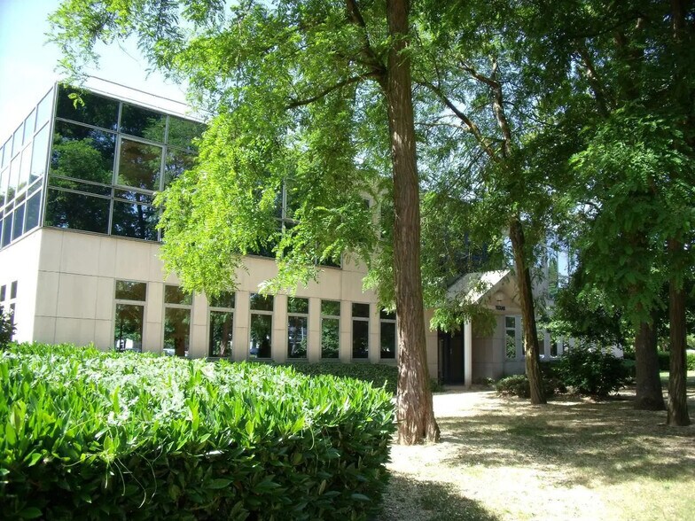 Office in Éragny for lease - Building Photo - Image 2 of 9