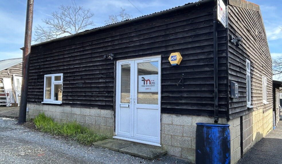 Coombe Hill Rd, East Grinstead for lease - Primary Photo - Image 1 of 3