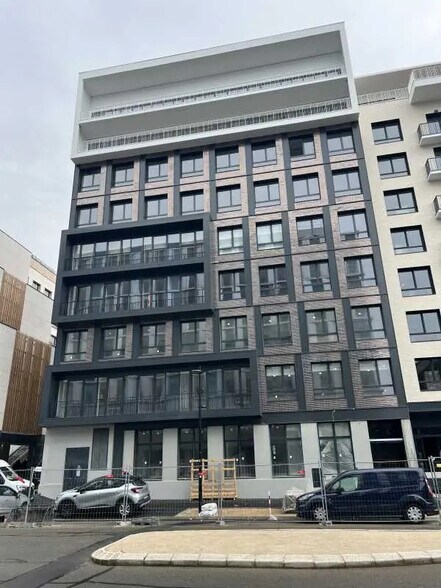 7 Rue Georges Stephenson, Montigny-le-Bretonneux à louer - Photo du bâtiment - Image 1 de 14