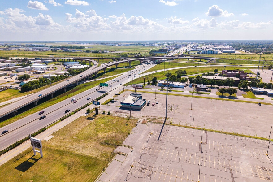 4702 W Kellogg Dr, Wichita, KS for sale - Building Photo - Image 2 of 18