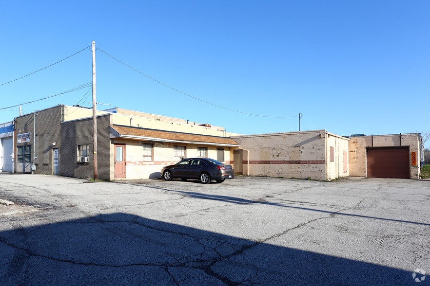 597 E Tallmadge Ave, Akron, OH for sale - Building Photo - Image 2 of 9