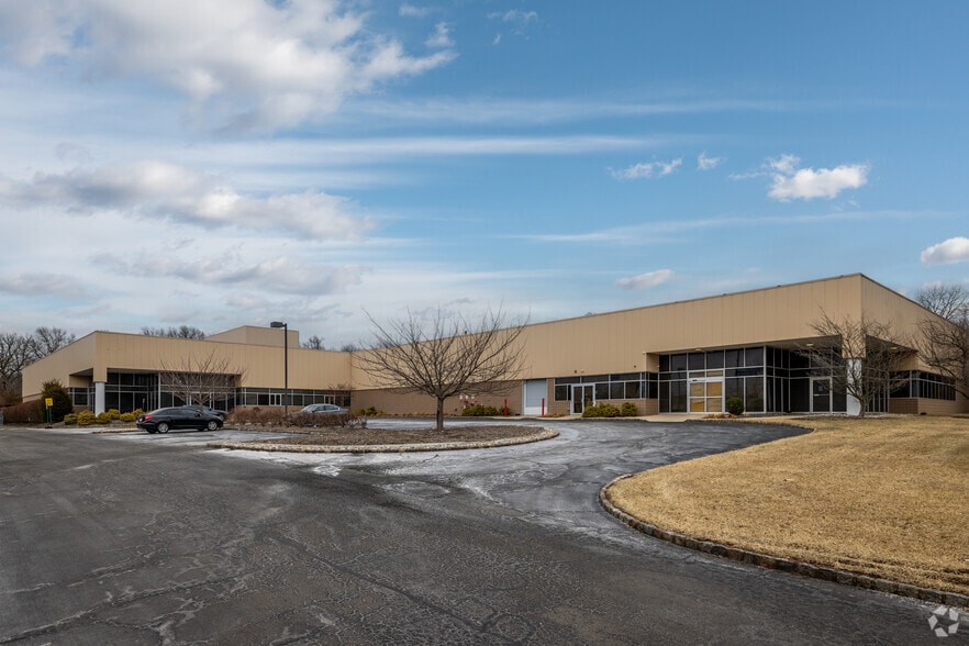1 Dodge Dr, West Caldwell, NJ for lease - Primary Photo - Image 1 of 7