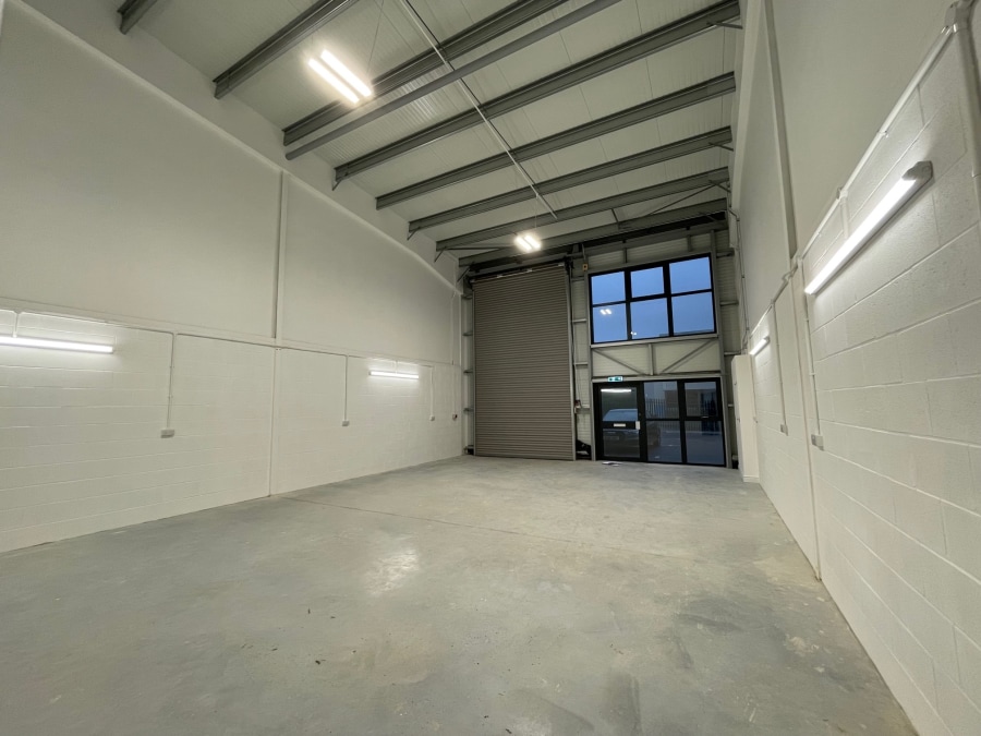 32 Burrington Way, Plymouth for lease Interior Photo- Image 1 of 5