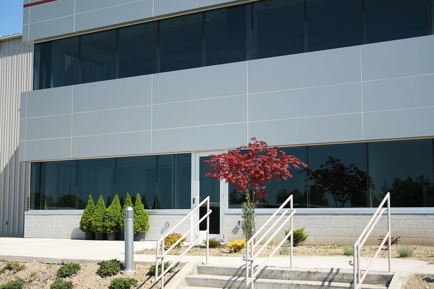 21-25 Dutch Mill Rd, Ithaca, NY à louer - Photo du bâtiment - Image 3 de 14