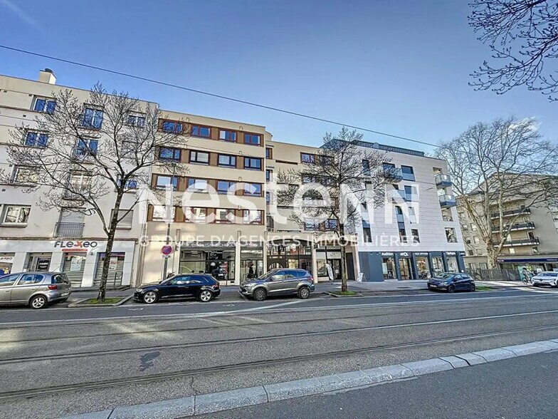 Office in Bron for lease - Building Photo - Image 1 of 8