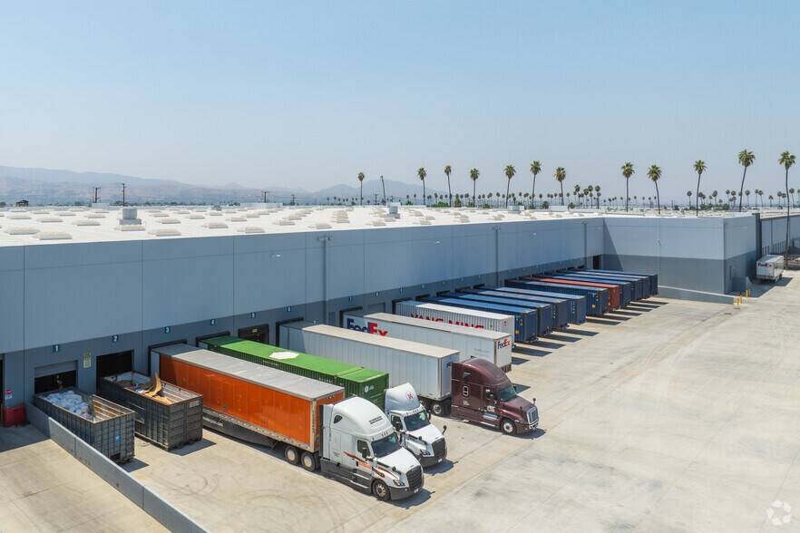 27164 San Bernardino Ave, Redlands, CA à louer - Photo du bâtiment - Image 2 de 4