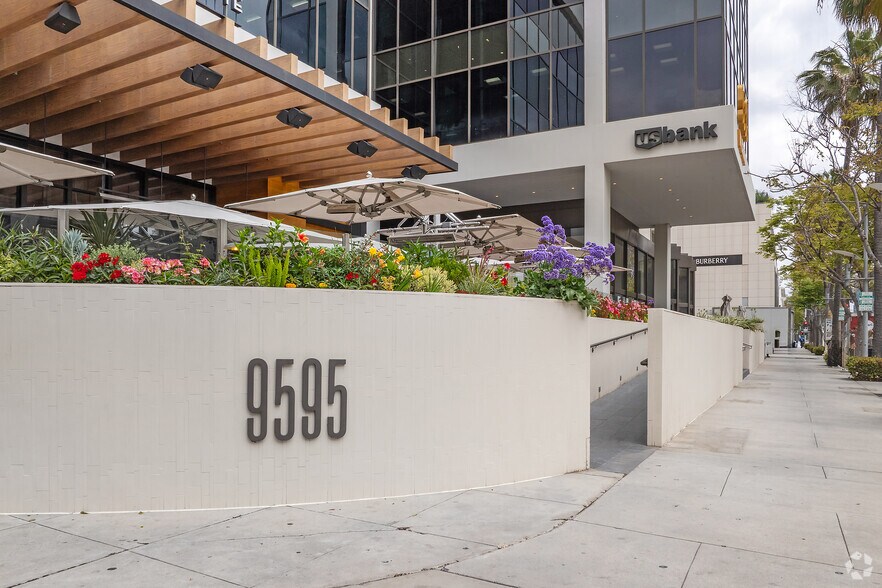9595 Wilshire Blvd, Beverly Hills, CA à louer - Photo du bâtiment - Image 3 de 6
