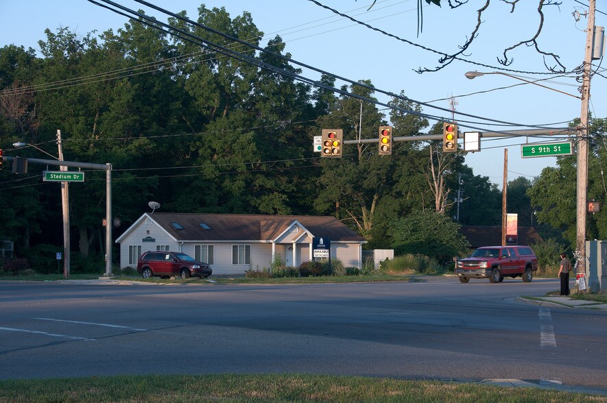6523 Stadium Dr, Kalamazoo, MI à louer - Photo du bâtiment - Image 2 de 17