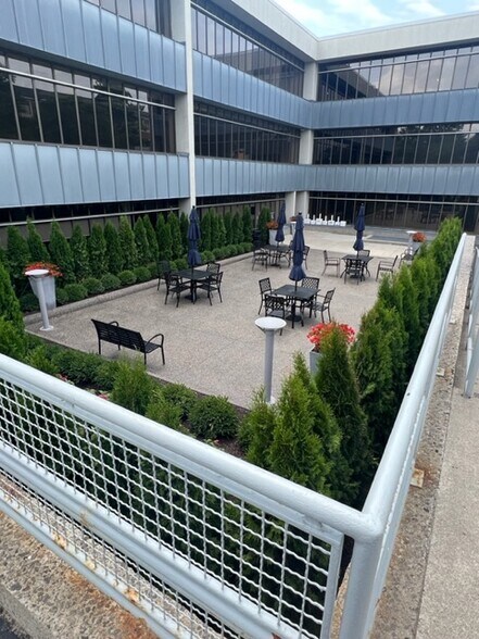 36800 Woodward Ave, Bloomfield Hills, MI à louer - Photo du bâtiment - Image 3 de 11