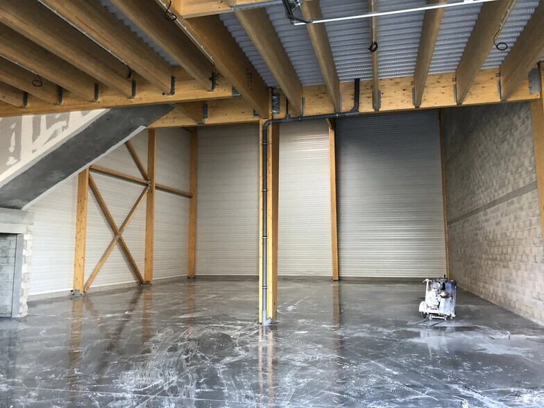 Flex in Romainville for lease - Interior Photo - Image 1 of 5