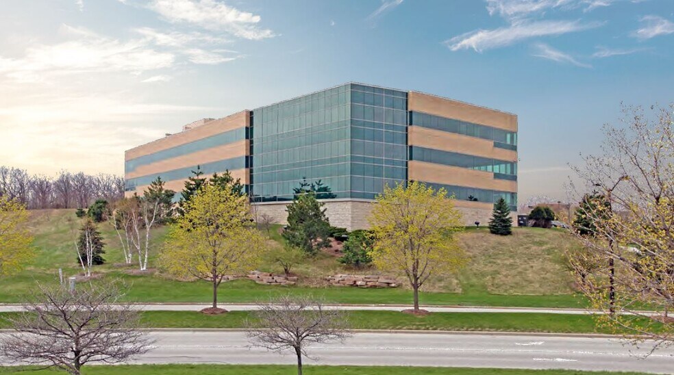 N16W23217 Stone Ridge Dr, Waukesha, WI à vendre - Photo du bâtiment - Image 3 de 25