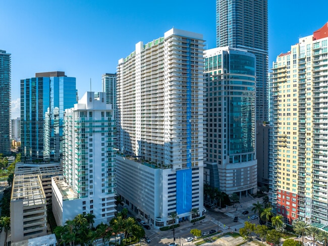 Plus de détails pour 1200 Brickell Bay Dr, Miami, FL - Commerce de détail à louer