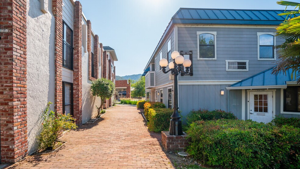 367-387 N State St, Ukiah, CA à vendre - Photo du bâtiment - Image 2 de 16