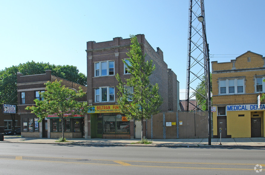 4237 W Fullerton Ave, Chicago, IL for lease - Primary Photo - Image 1 of 2