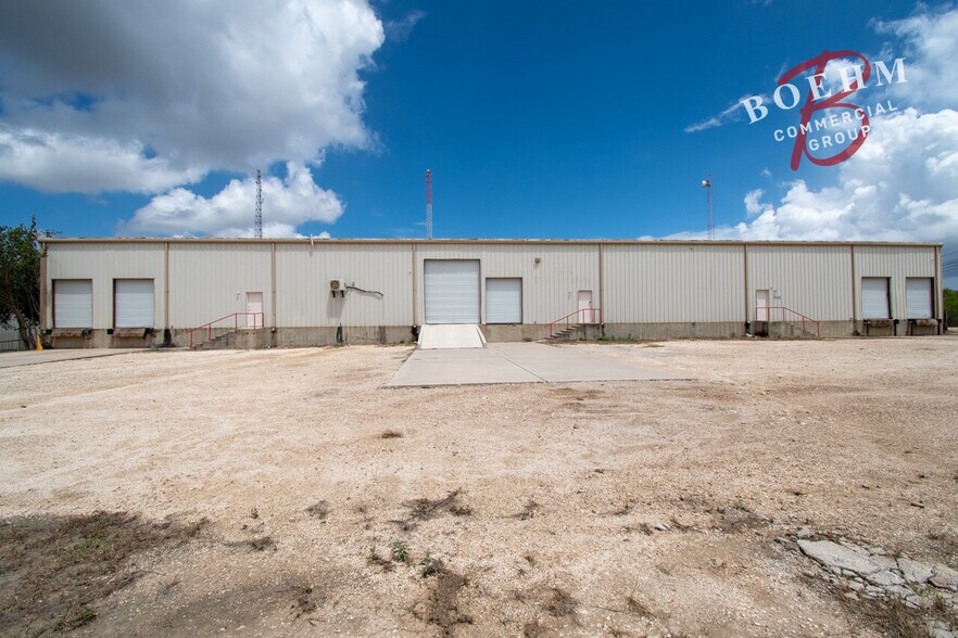 995 Industrial Blvd, Del Rio, TX à louer - Photo du bâtiment - Image 3 de 44