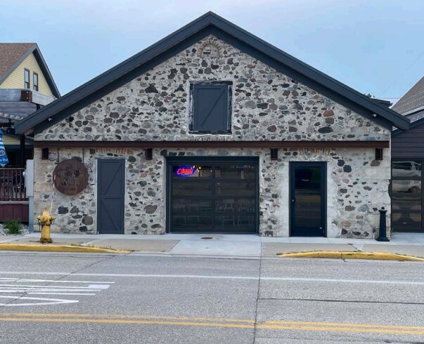 100 W Washington St, Slinger, WI à vendre Photo principale- Image 1 de 6