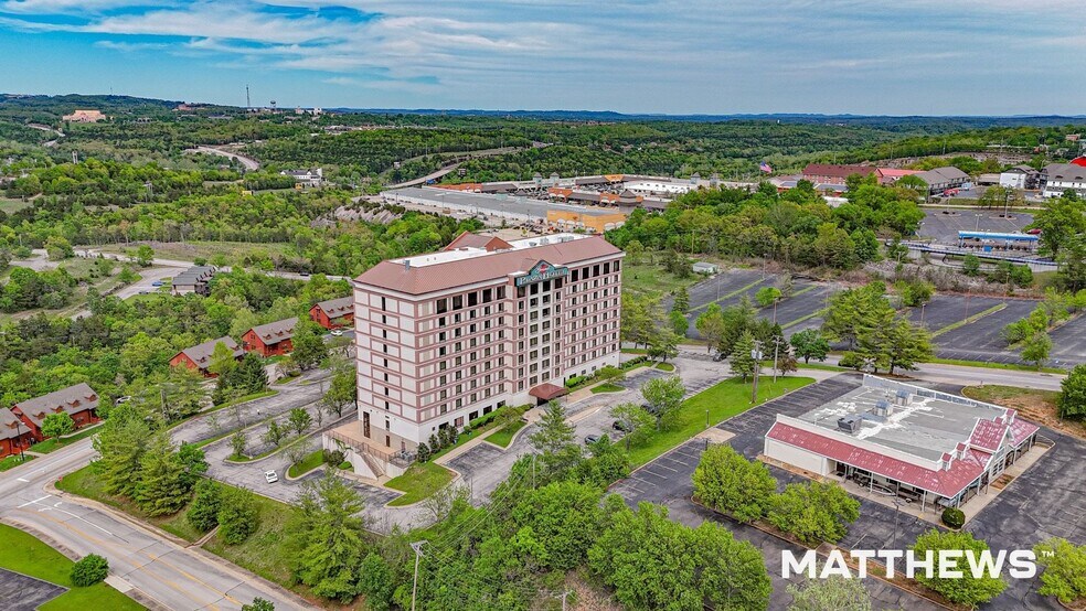 245 N Wildwood Dr, Branson, MO à vendre - Photo du bâtiment - Image 2 de 4