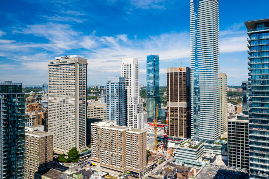 2 Bloor St W, Toronto, ON à louer - Photo du bâtiment - Image 3 de 48