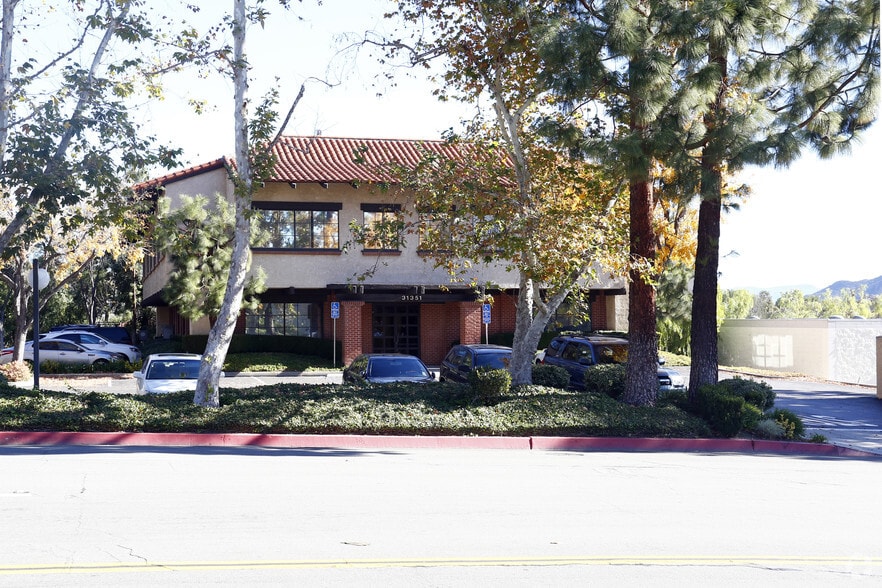 31351 Via Colinas, Westlake Village, CA à vendre - Photo du bâtiment - Image 2 de 3