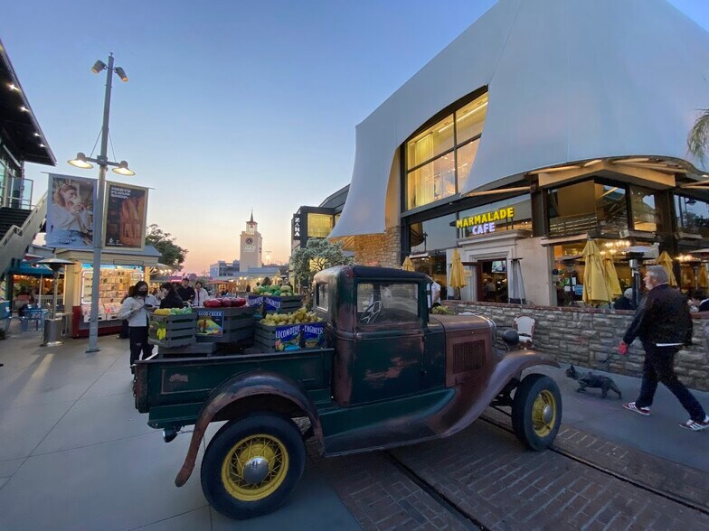 6333 W 3rd St, Los Angeles, CA à louer - Photo du bâtiment - Image 2 de 11