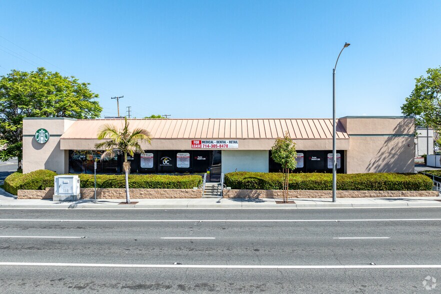 2115 N Tustin St, Orange, CA à louer - Photo du bâtiment - Image 3 de 11