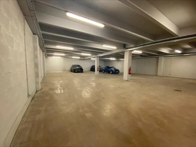 Flex in Palaiseau for lease - Interior Photo - Image 2 of 5