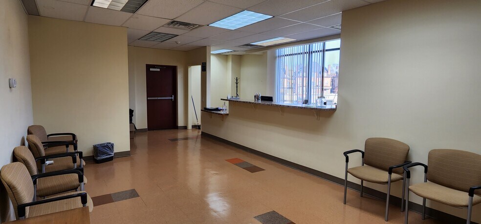5750 Baum Blvd, Pittsburgh, PA à louer - Photo du bâtiment - Image 2 de 9