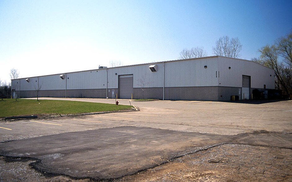 46039 Grand River Ave, Novi, MI for sale - Building Photo - Image 2 of 9