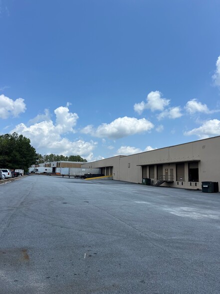 2565-2579 Park Central Blvd, Decatur, GA for lease - Building Photo - Image 2 of 7