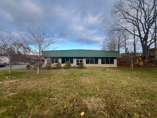 Plus de détails pour 571 Danbury Rd, New Milford, CT - Commerce de détail à vendre