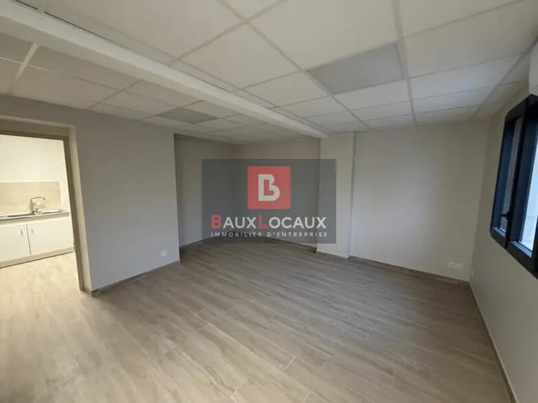 Office in Le Pontet for lease - Interior Photo - Image 3 of 6