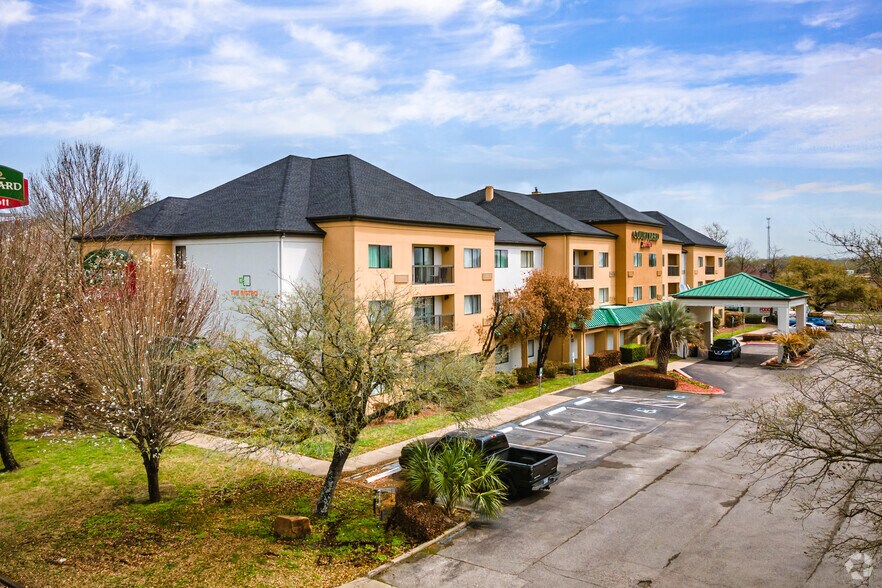 2275 I-10 S, Beaumont, TX à vendre - Photo du bâtiment - Image 2 de 7