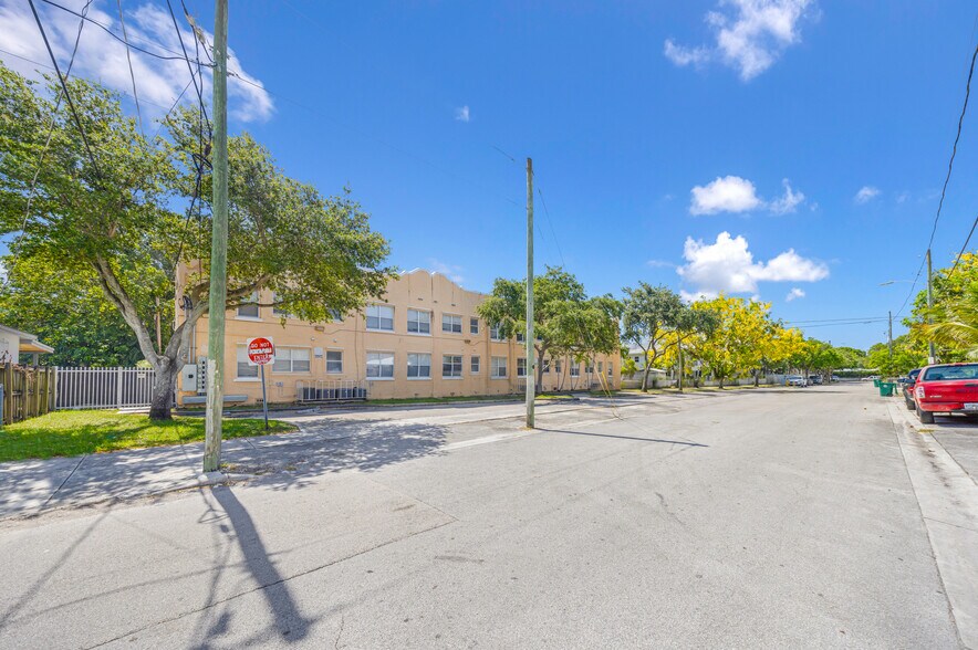 953 SW 10th St, Miami, FL à vendre - Photo du bâtiment - Image 2 de 13
